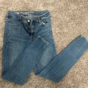 AMERICAN EAGLE SIZE 4 SHORT SKINNY JEANS